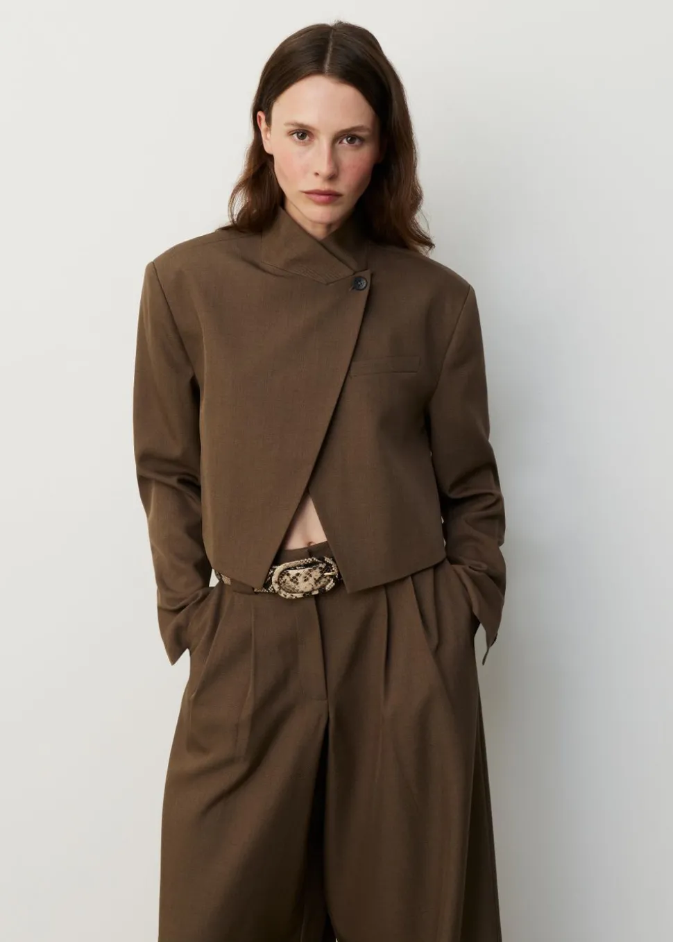 Gecropte blazer met hoge hals