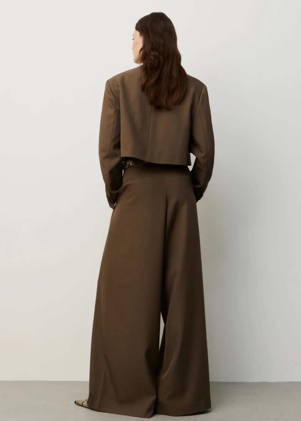Gecropte blazer met hoge hals